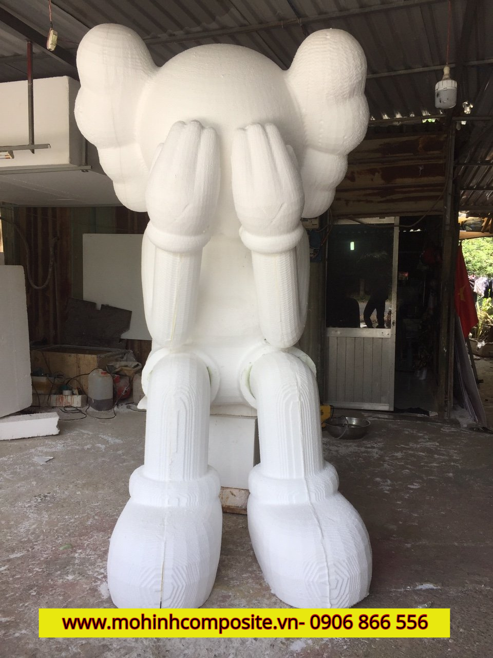 BỘ MÔ HÌNH KAWS REAL MÀU ĐEN CÓ 4 TƯ THẾ KHÁC NHAU KÍCH CỠ TỪ NHỎ ĐẾN LỚN  28CM  HolCim  Kênh Xây Dựng Và Nội Thất